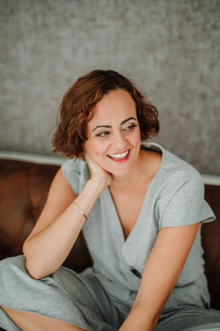 Coach Susan Zotz auf Coach im grauen Einteiler