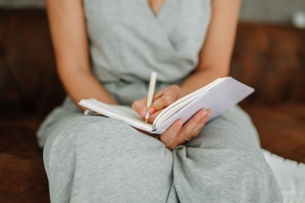 Coach Susan Zotz auf Coach im grauen Einteiler